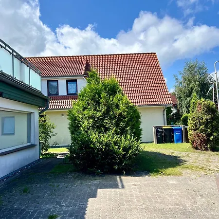 Red Kitchen - Lange Strasse Apartment Prerow